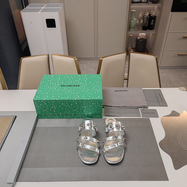 STRAPPY FLAT SANDALS IN SILVER STUDDED WAX-OIL SHEEPSKIN