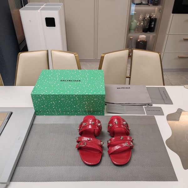 STRAPPY FLAT SANDALS IN RED STUDDED WAX-OIL SHEEPSKIN