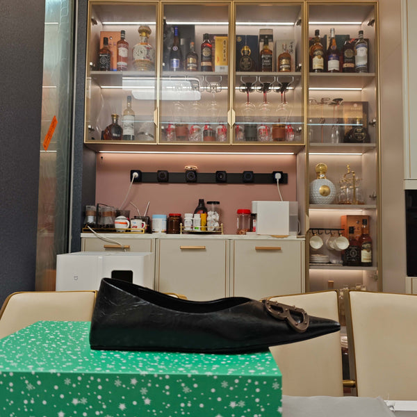 POINTED BALLET FLATS IN BLACK SHINY CRACKED SHEEPSKIN