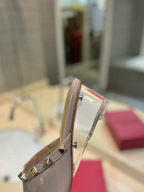 ROCKSTUD MULE SANDALS WITH TRANSPARENT HEEL IN CREPE PINK CALFSKIN