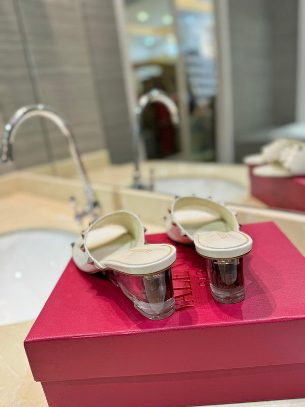 ROCKSTUD MULE SANDALS WITH TRANSPARENT HEEL IN WHITE CALFSKIN