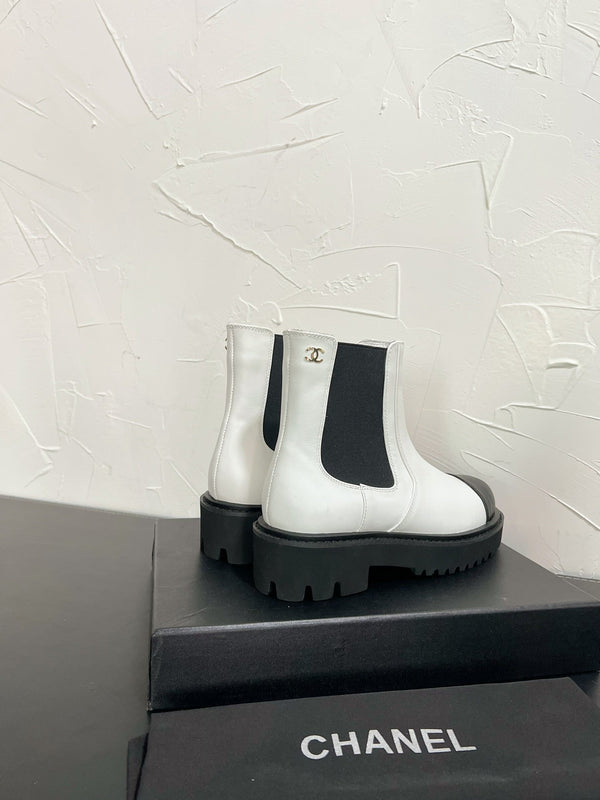 CC Chelsea Ankle Boots In White Mix Black Cowhide 949683