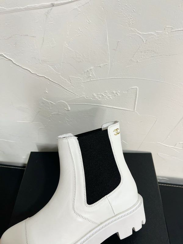 CC Chelsea Ankle Boots In White Cowhide  949684