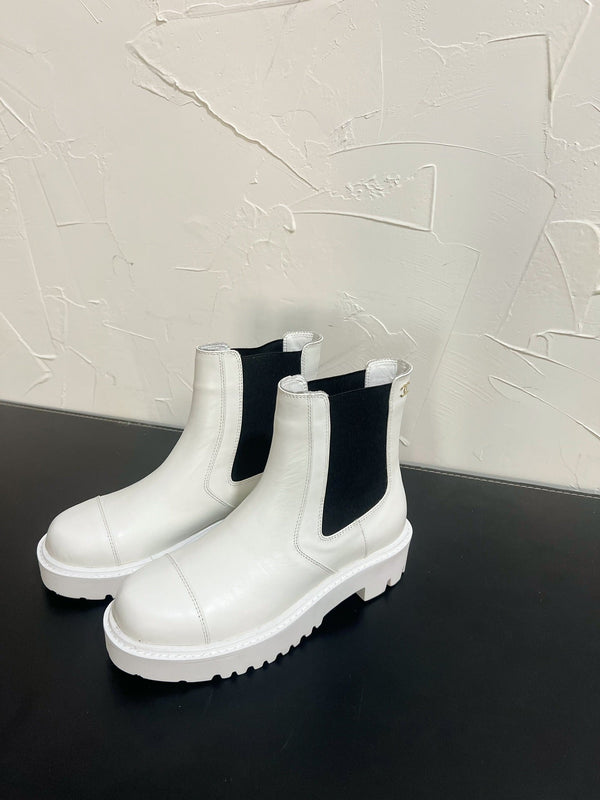CC Chelsea Ankle Boots In White Cowhide  949684