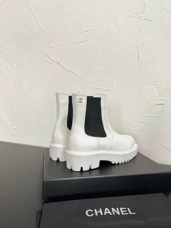 CC Chelsea Ankle Boots In White Cowhide  949684