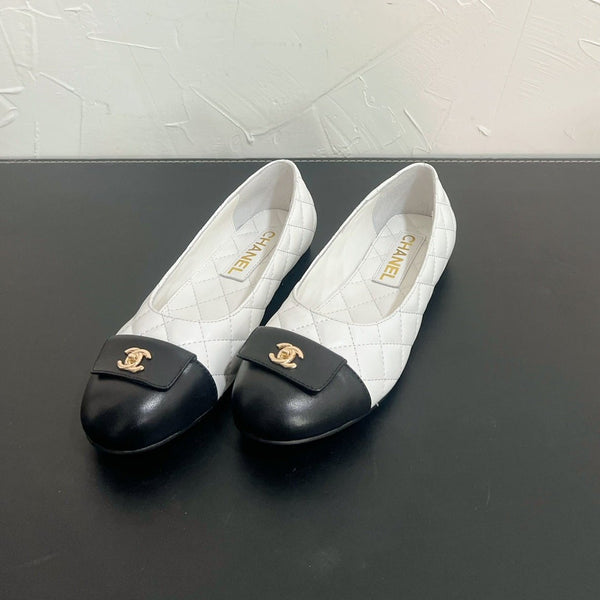 CC Ballet Flats In White Mix Black Quilted Lambskin 949711