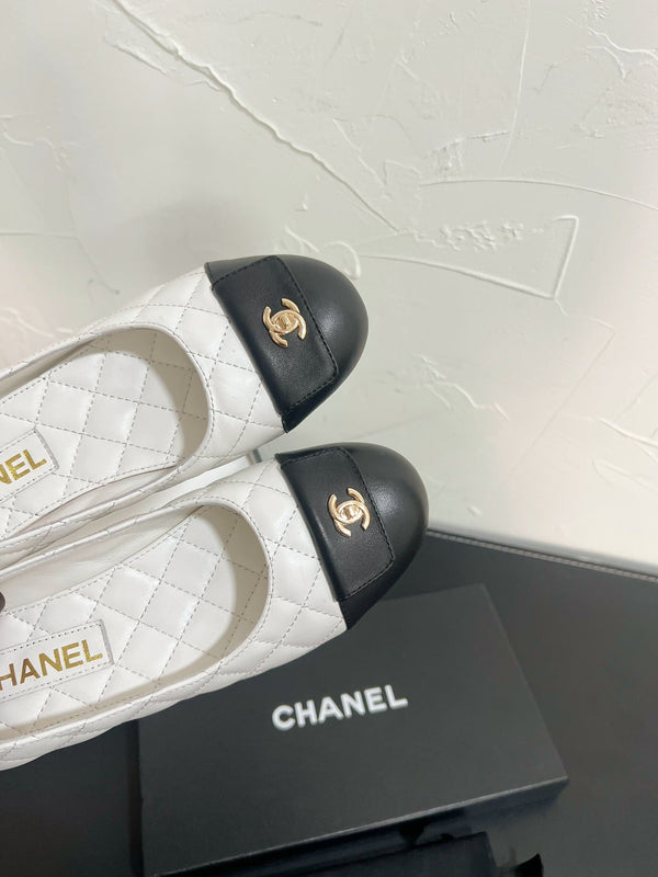 CC Ballet Flats In White Mix Black Quilted Lambskin 949711