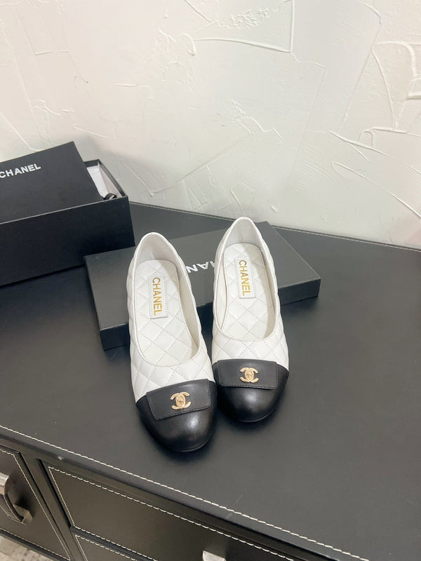 CC Ballet Flats In White Mix Black Quilted Lambskin 949711