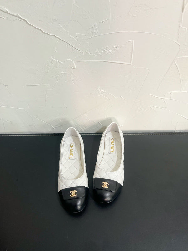 CC Ballet Flats In White Mix Black Quilted Lambskin 949711