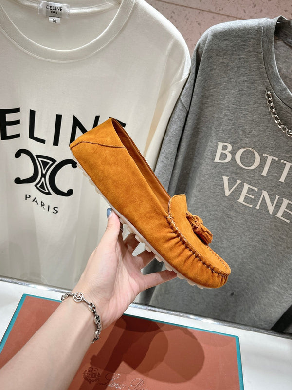 mocassino con suola a pois in pelle scamosciata marrone