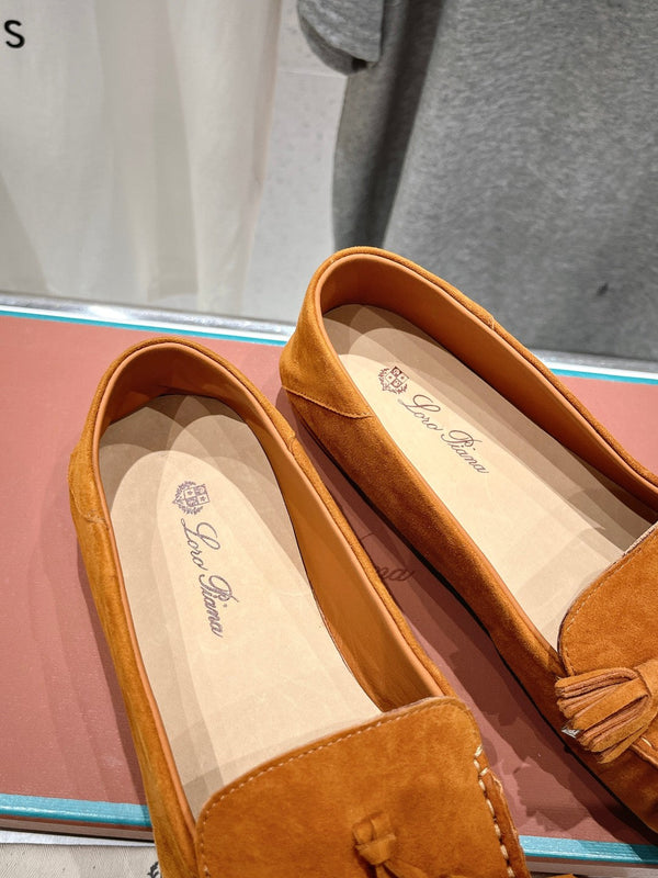 mocassino con suola a pois in pelle scamosciata marrone