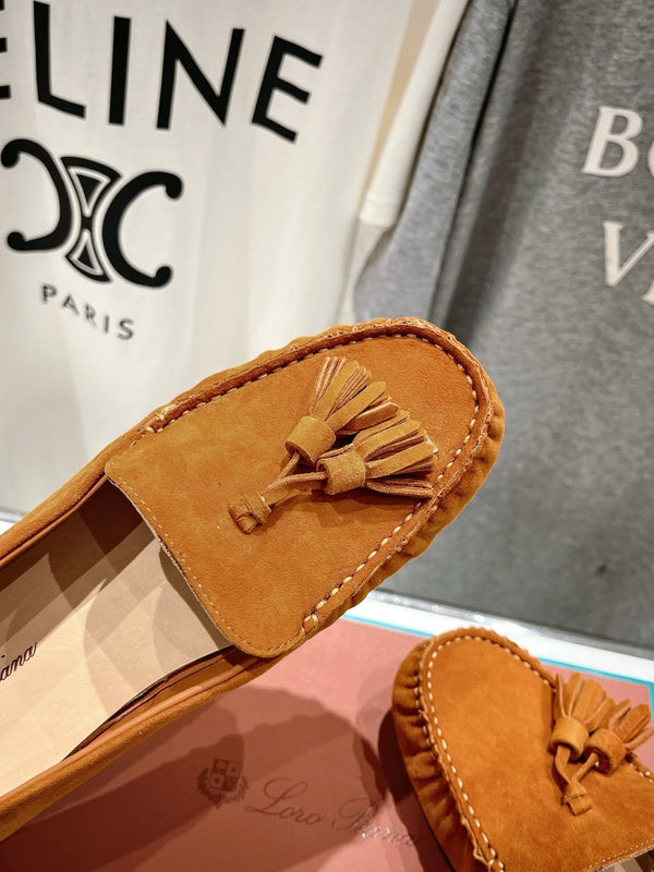 mocassino con suola a pois in pelle scamosciata marrone