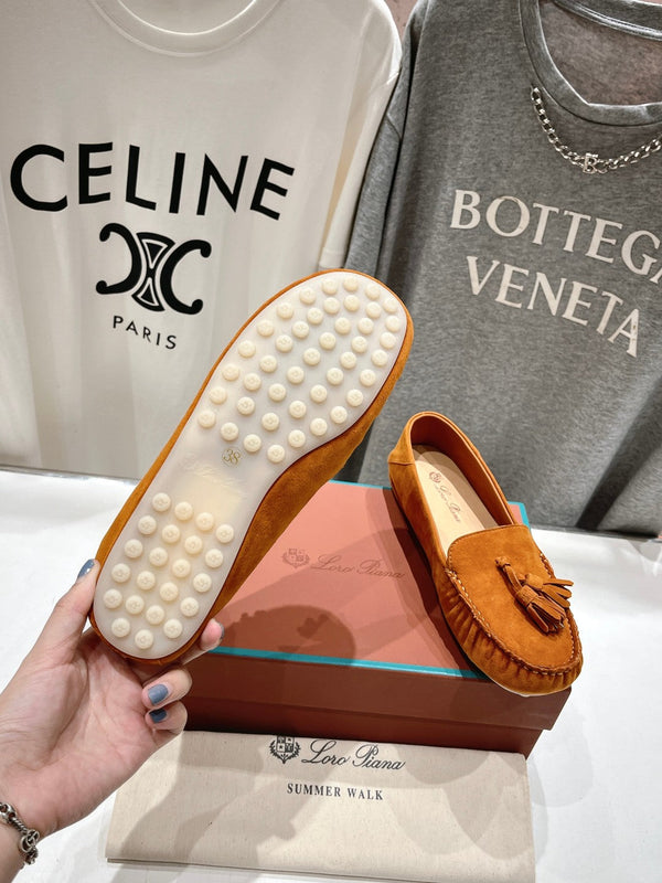 mocassino con suola a pois in pelle scamosciata marrone