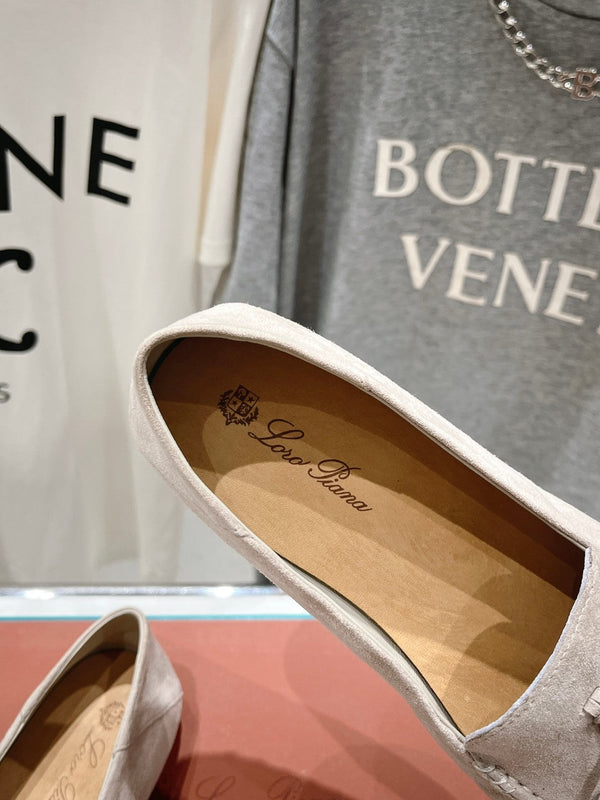 mocassino con suola a pois in pelle scamosciata marrone chiaro