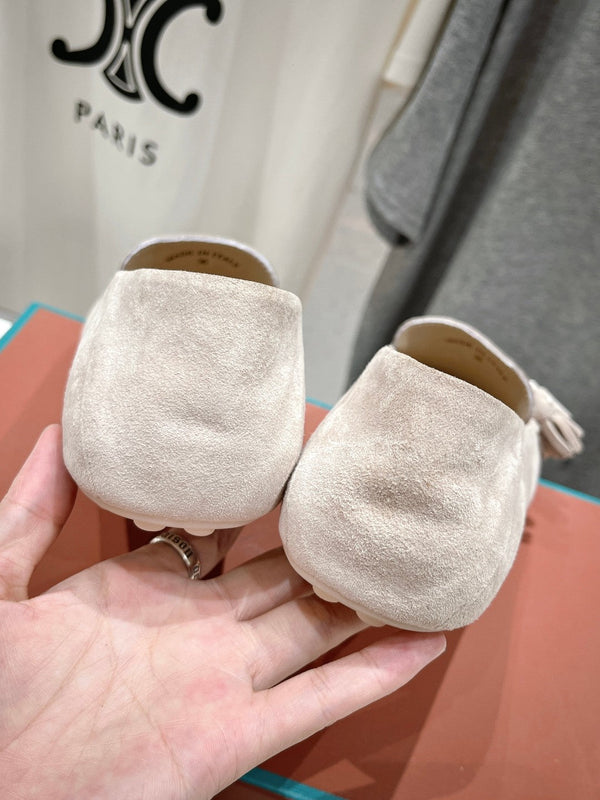 mocassino con suola a pois in pelle scamosciata marrone chiaro