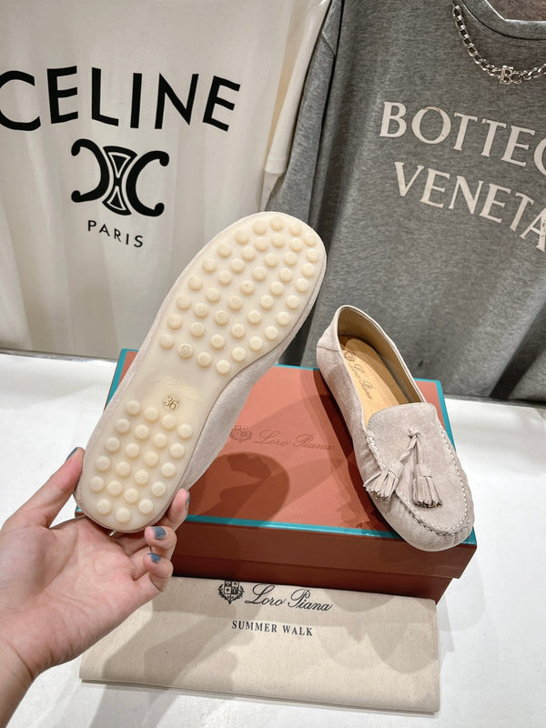 mocassino con suola a pois in pelle scamosciata marrone chiaro