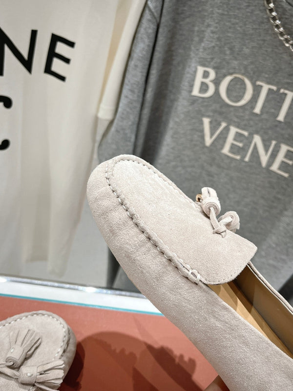 mocassino con suola a pois in pelle scamosciata marrone chiaro