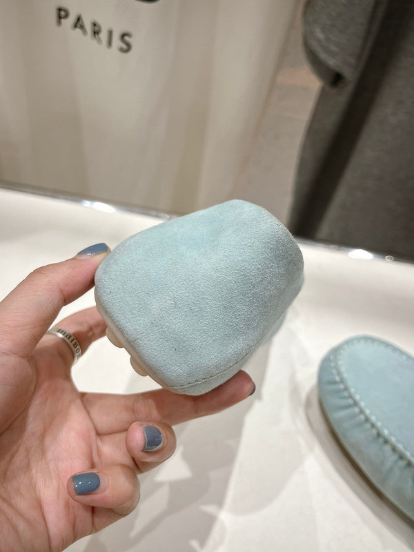 mocassino con suola a pois in pelle scamosciata blu nuvola