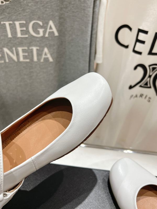 Alaila Biker Ballet Flats In White Cowhide 911438