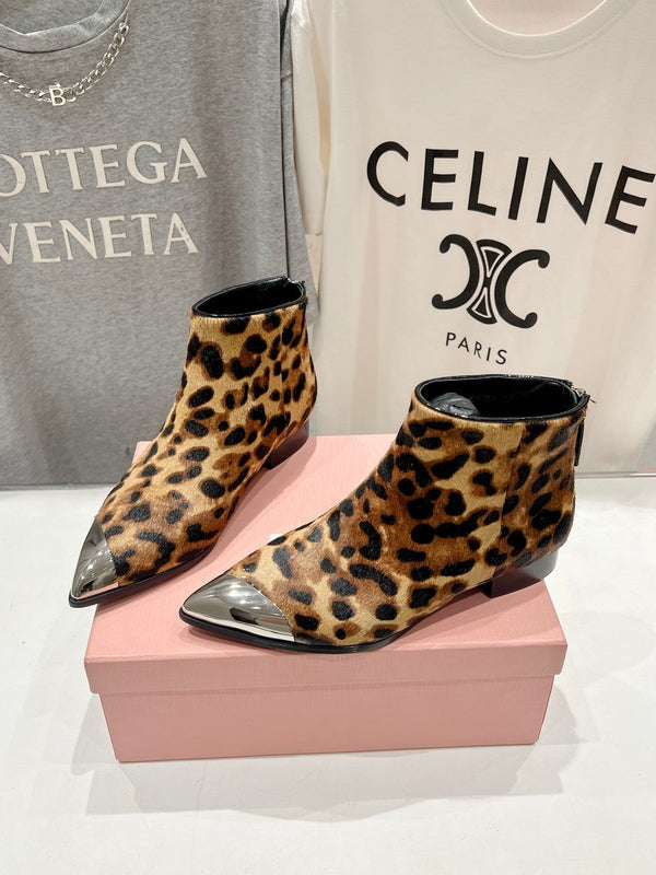 Stivaletti Miu in pelle di leopardo con sfondo marrone in pelle di pecora