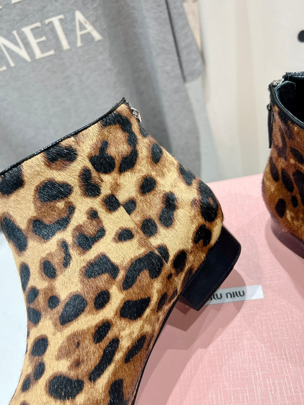 Stivaletti Miu in pelle di leopardo con sfondo marrone in pelle di pecora
