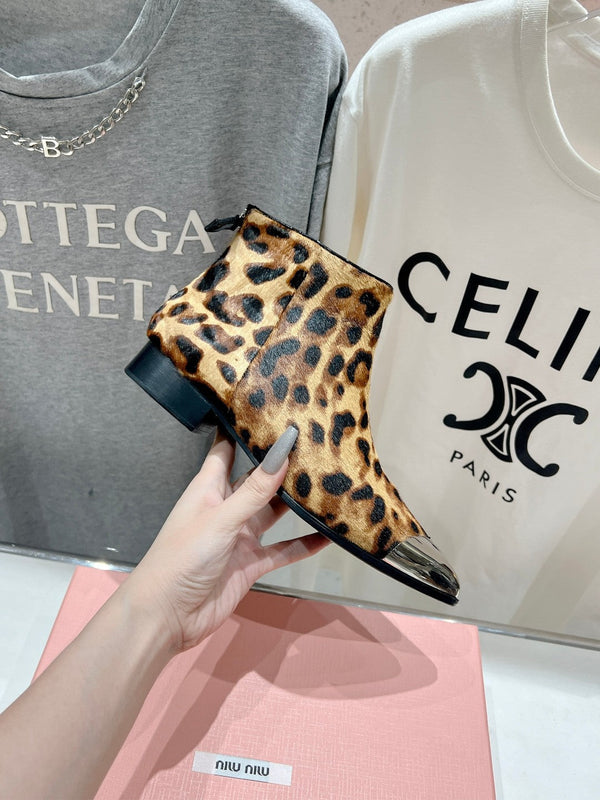 Stivaletti Miu in pelle di leopardo con sfondo marrone in pelle di pecora