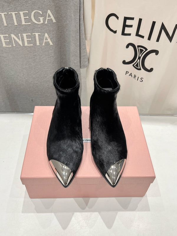 Stivaletti Miu in pelle di pecora nera