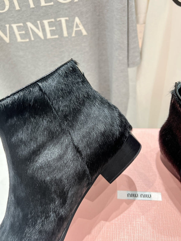 Stivaletti Miu in pelle di pecora nera