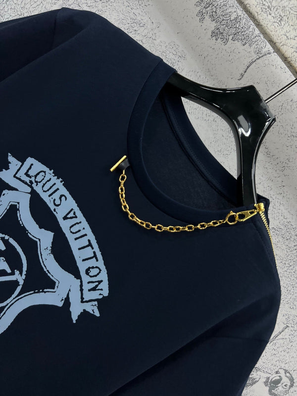 LV 25 Decorazione con cerniera in metallo sulla spalla sinistra T-shirt in cotone nero