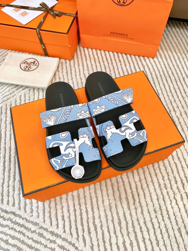 Sandalo HM Cyprus blu nuvola con motivo bianco in pelle di vacchetta 963201