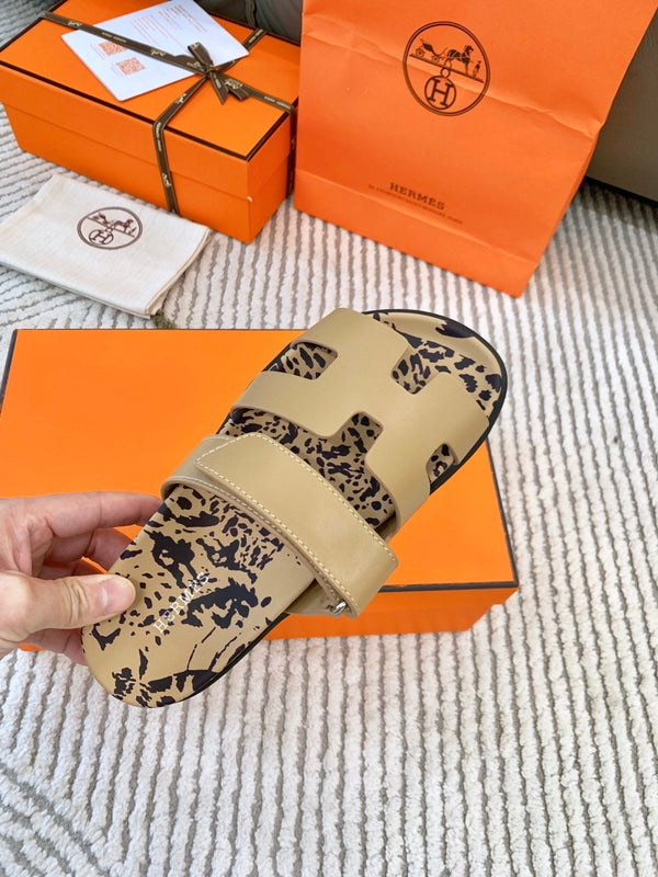 Sandalo HM Cyprus Beige scuro con motivo in pelle di vacchetta nera 963202