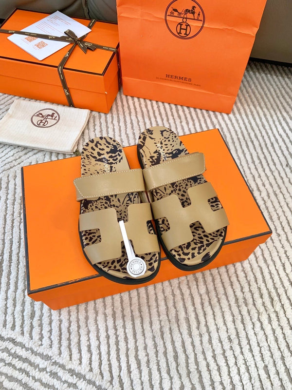 Sandalo HM Cyprus Beige scuro con motivo in pelle di vacchetta nera 963202