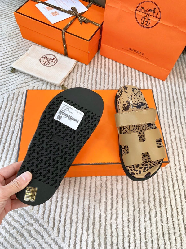 Sandalo HM Cyprus Beige scuro con motivo in pelle di vacchetta nera 963202