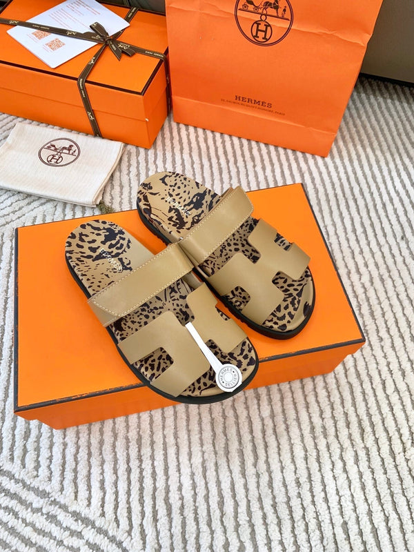 Sandalo HM Cyprus Beige scuro con motivo in pelle di vacchetta nera 963202