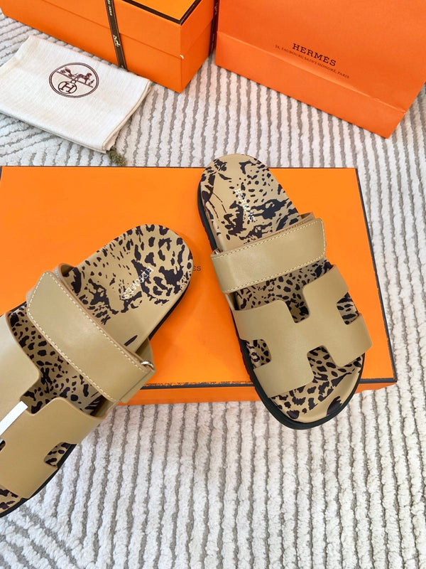 Sandalo HM Cyprus Beige scuro con motivo in pelle di vacchetta nera 963202