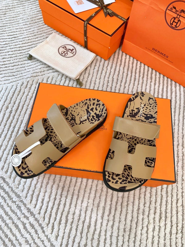 Sandalo HM Cyprus Beige scuro con motivo in pelle di vacchetta nera 963202