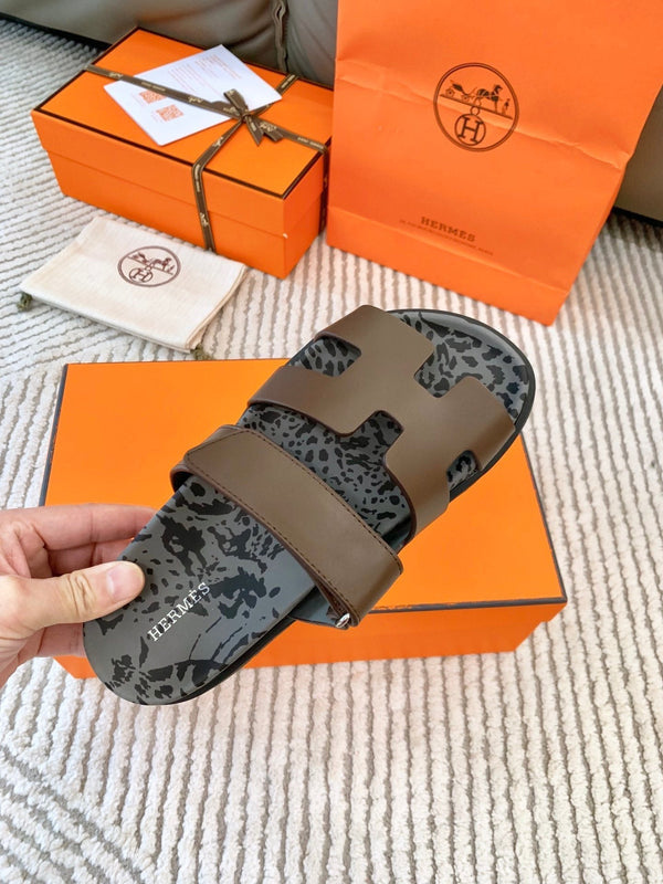 Sandalo HM Cyprus marrone terra con motivo grigio nero in pelle bovina 963203