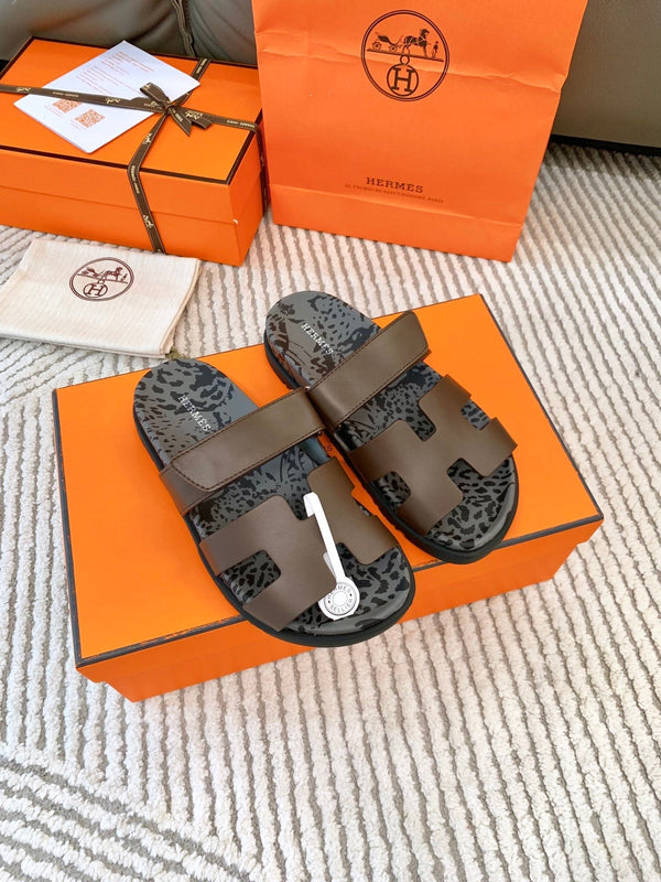 Sandalo HM Cyprus marrone terra con motivo grigio nero in pelle bovina 963203