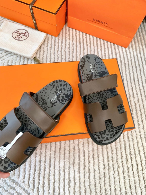 Sandalo HM Cyprus marrone terra con motivo grigio nero in pelle bovina 963203