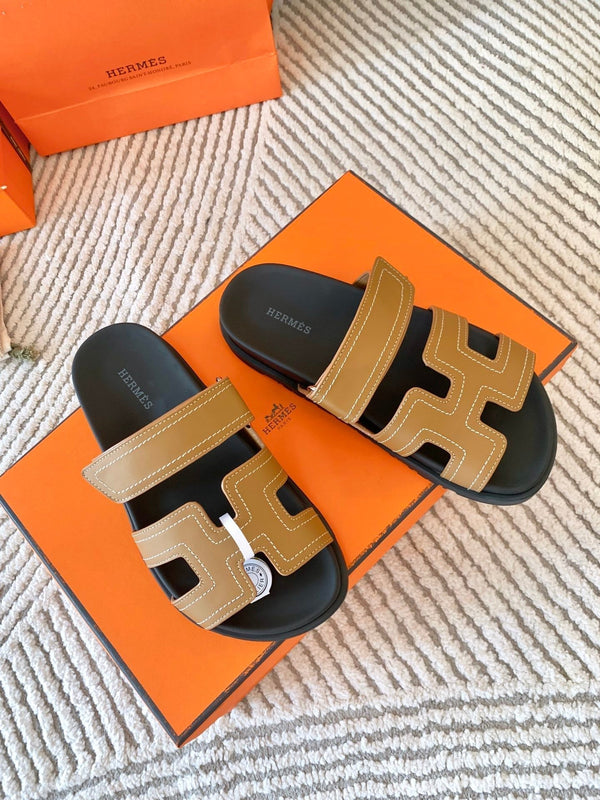 Sandalo HM Cyprus Lumpy Brown con cuciture bianche in pelle di agnello 963495