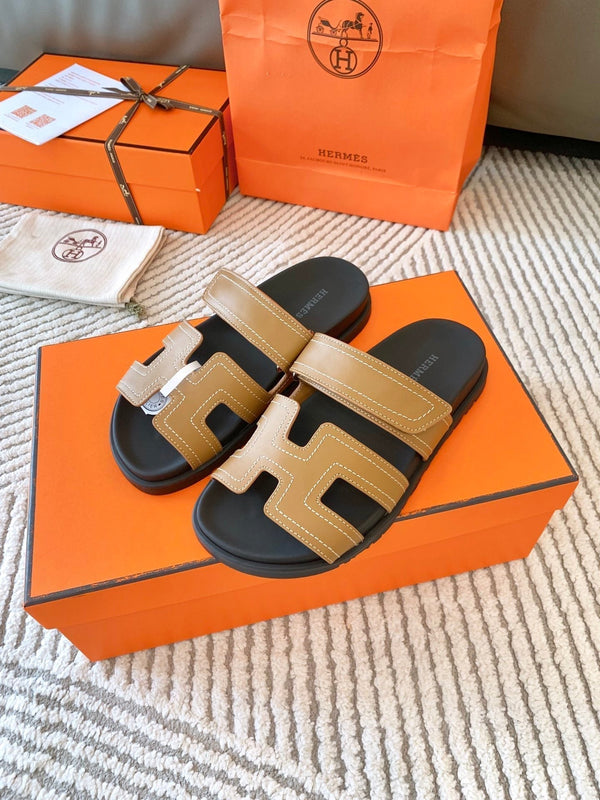 Sandalo HM Cyprus Lumpy Brown con cuciture bianche in pelle di agnello 963495