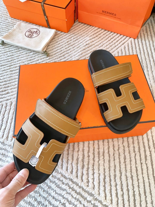 Sandalo HM Cyprus Lumpy Brown con cuciture bianche in pelle di agnello 963495