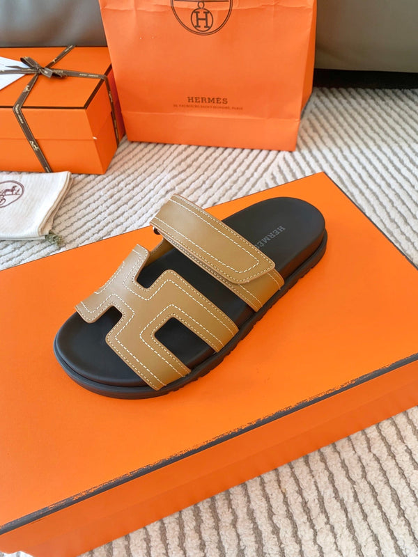 Sandalo HM Cyprus Lumpy Brown con cuciture bianche in pelle di agnello 963495