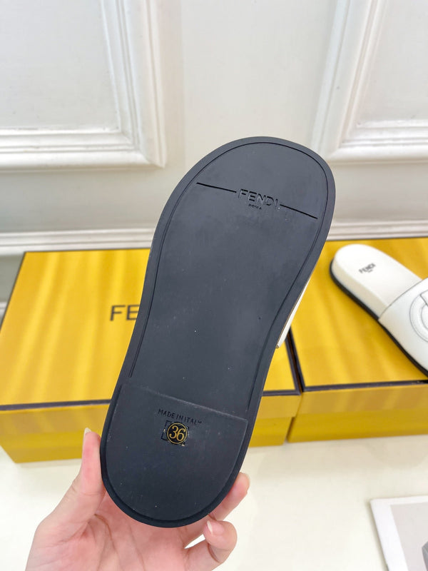 CIABATTE CON LOGO FENDI IN PELLE DI VITELLO BIANCA