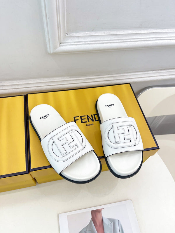 CIABATTE CON LOGO FENDI IN PELLE DI VITELLO BIANCA