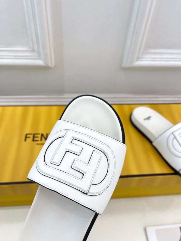 CIABATTE CON LOGO FENDI IN PELLE DI VITELLO BIANCA