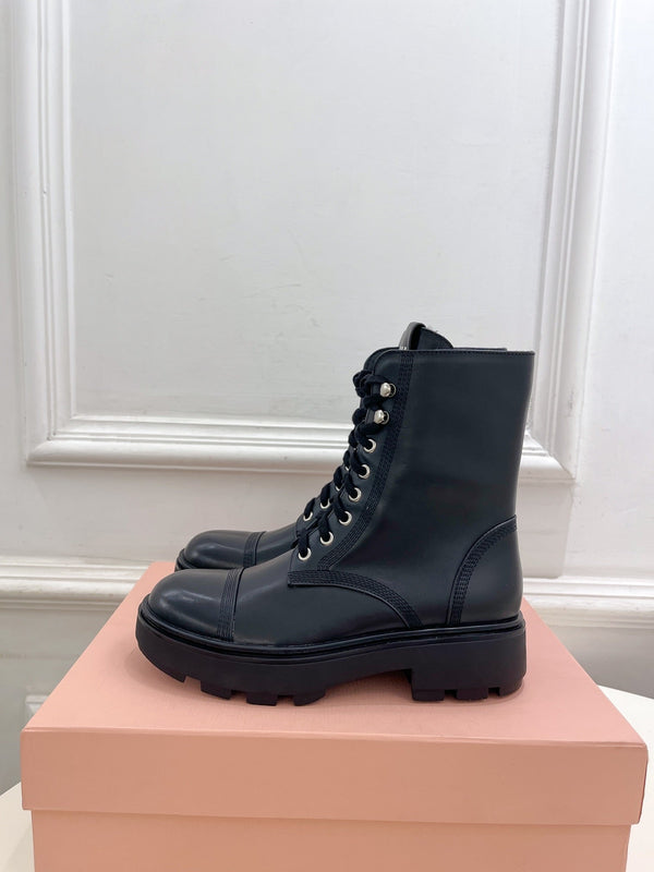 Stivaletti Miu con lacci in pelle di vitello nera