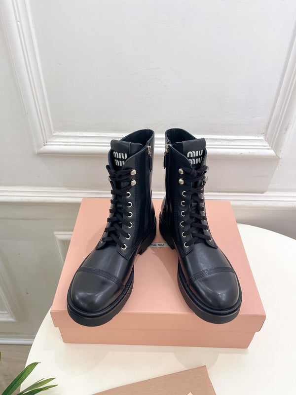 Stivaletti Miu con lacci in pelle di vitello nera