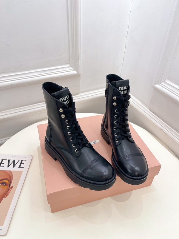 Stivaletti Miu con lacci in pelle di vitello nera