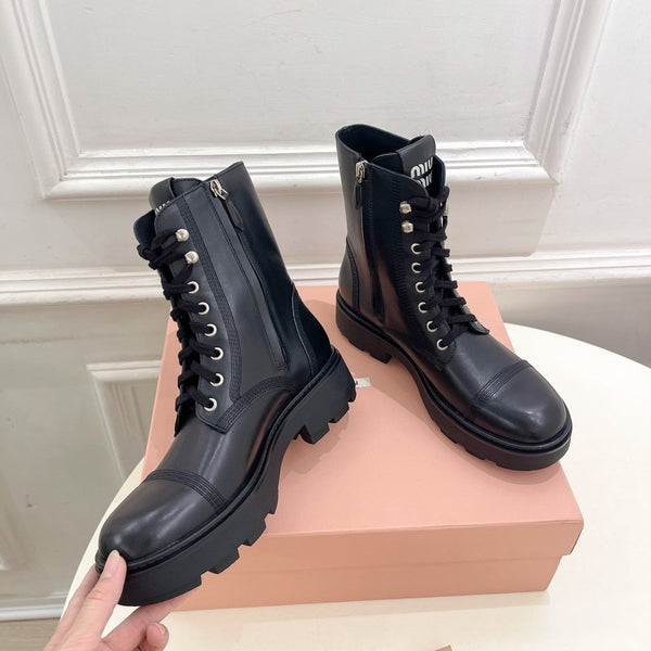 Stivaletti Miu con lacci in pelle di vitello nera